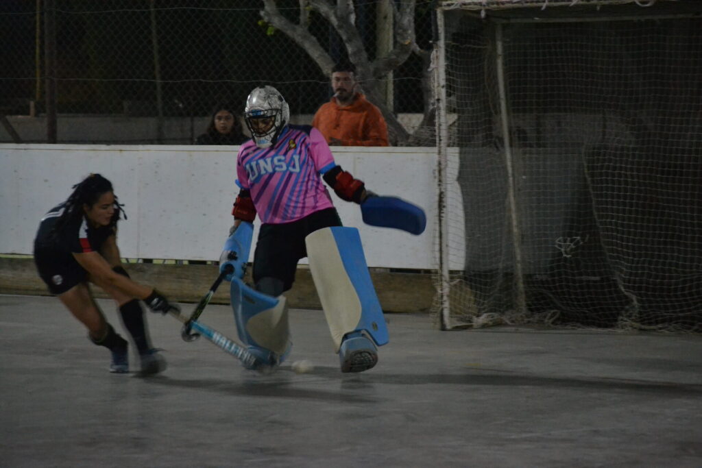 Doble victoria de Universidad en la tercera jornada de hockey pista